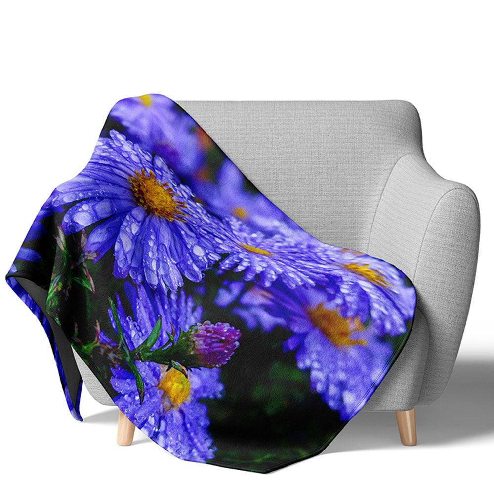 Blaue Aster mit Regentropfen - Kuscheldecke Howling Nature