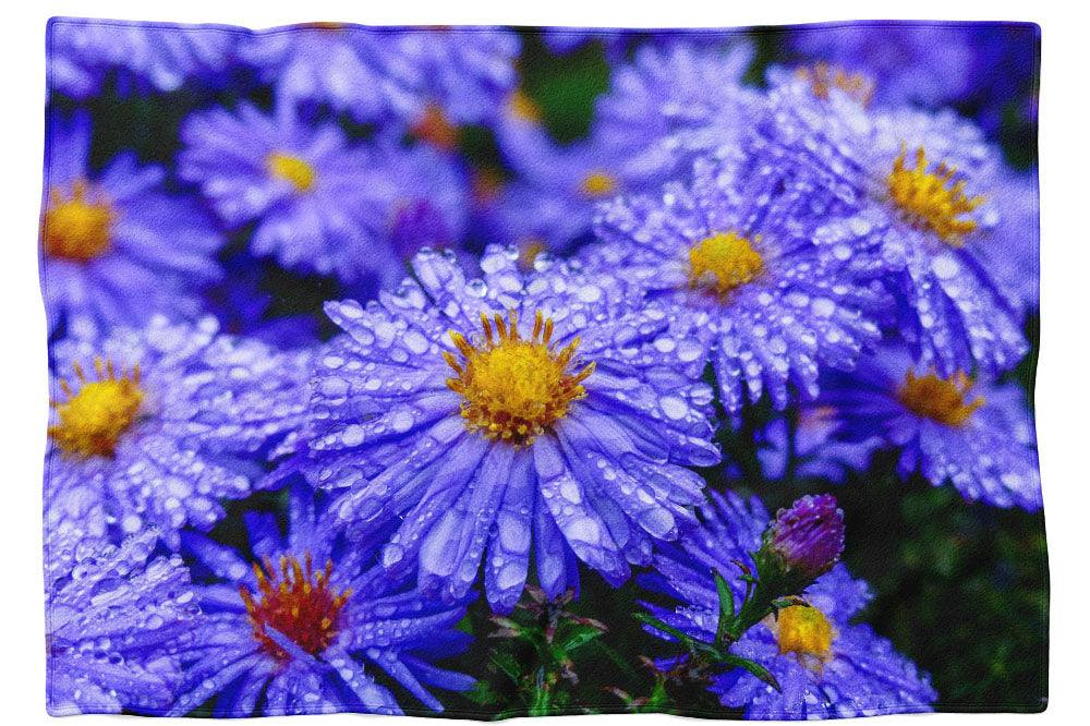 Blaue Aster mit Regentropfen - Kuscheldecke Howling Nature