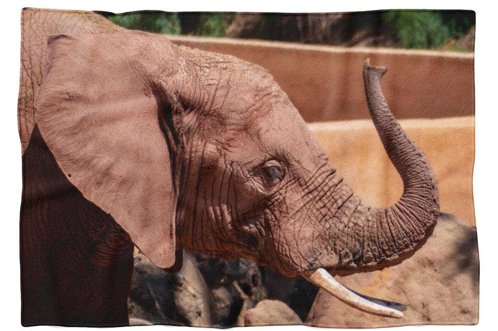 Elefant in Rot - Kuscheldecke Howling Nature