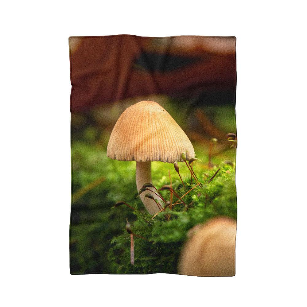 Pilz im strahlenden Moosbett - Kuscheldecke Howling Nature