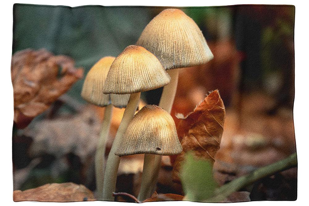 Pilzfamilie im Sonnenlicht - Kuscheldecke Howling Nature