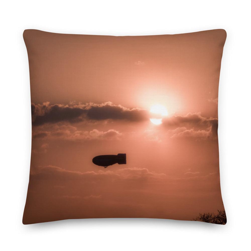 Sonnenuntergang mit Zeppelin - Dekokissen Howling Nature