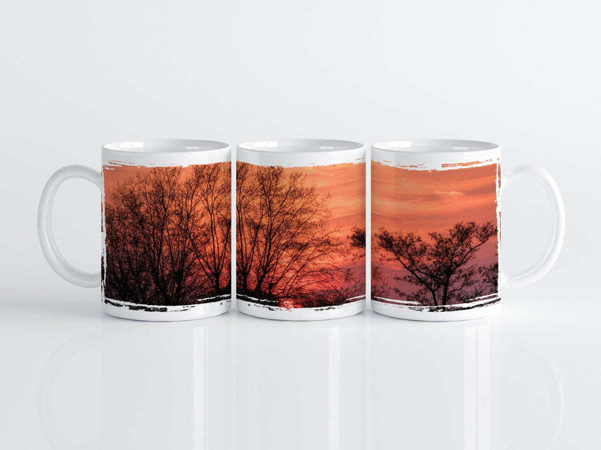 Sonnenuntergang hinter Bäumen - Tasse, weiß - Howling Nature